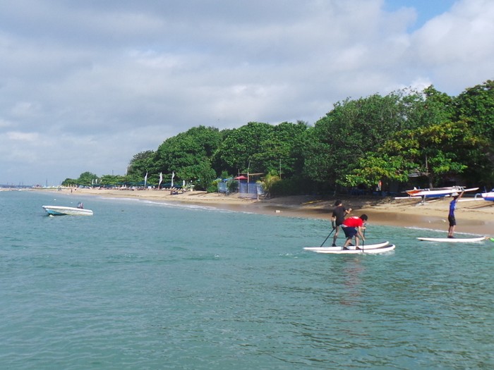Begini Serunya Stand Up Paddle di Pantai Sanur, Bali