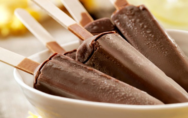 Sluurp! Es Loli Cokelat Bisa Dibuat dengan Cara Mudah Ini