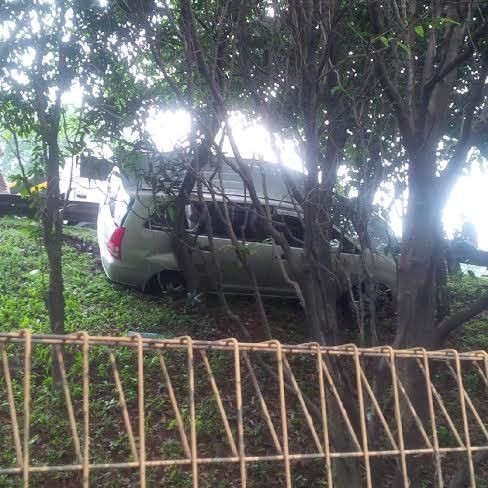 Wuzz! Mobil Nyusruk ke Rerumputan di Bawah Putaran UI Depok