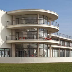 Bentuk Konservatif Warnai Arsitektur Inggris Abad 20