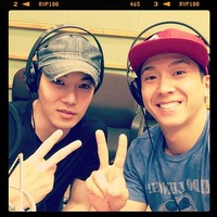 Selca Kompak Sehun EXO dan G-Dragon, Kangin SuJu Sibuk Main Bisbol