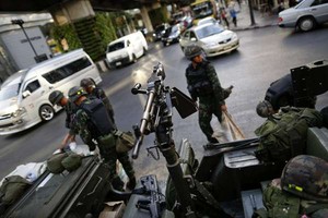 Militer Pertimbangkan Cabut Jam Malam di Luar Bangkok
