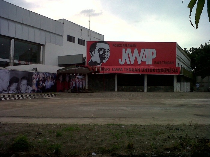 Relawan Jokowi-JK di Semarang Bangun Posko di Bangunan Bekas Bengkel