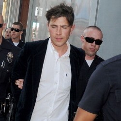 Ini Trouble Maker yang Tonjok Brad Pitt di Red Carpet