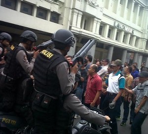 Simulasi, Perusuh Hadang Capres dan Jarah Minimarket di Jalan Braga