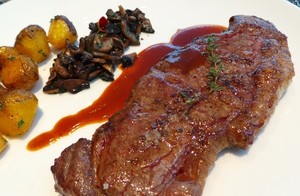 Riva Grill, Bar&Terrace: Salad of Crabmeat Berpadu Sempurna dengan Sher Wagyu Sirloin Steak