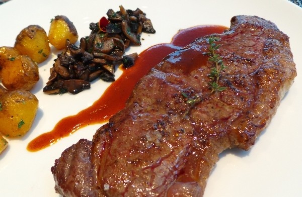 Riva Grill, Bar&Terrace: Salad of Crabmeat Berpadu Sempurna dengan Sher Wagyu Sirloin Steak