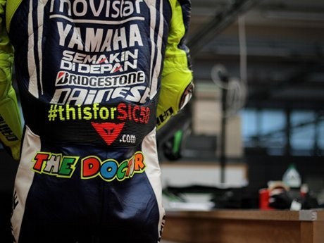 Baju Balap Rossi untuk Kenang Super Sic