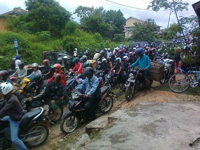 Halaman Rumah pun Jadi Jalan Raya