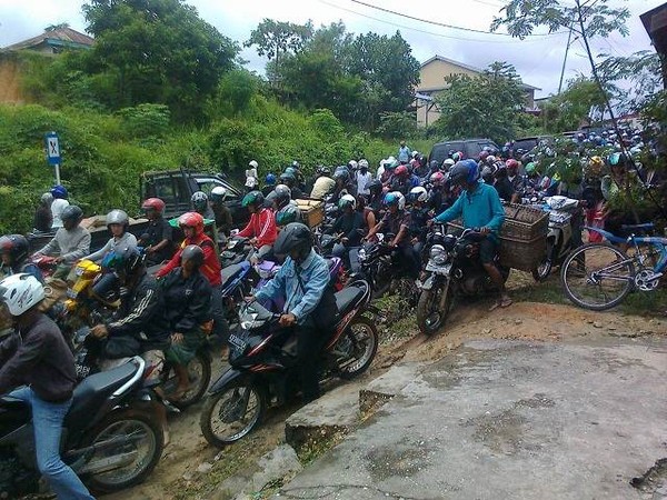Halaman Rumah pun Jadi Jalan Raya