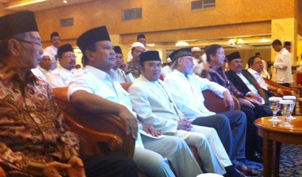 Prabowo Dapat Jas Tanda Dukungan Forum Masjid Pimpinan Rhoma