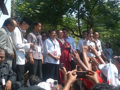 Jokowi Lemparkan 20 Caping Pada Pendukungnya di Taman Menteng