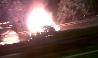 Ada Mobil Terbakar di Tol Cawang Arah Bekasi