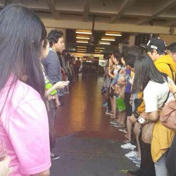 Fans Running Man Padati Bandara Soetta