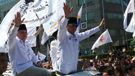 Jokowi-JK Naik Bajaj, Prabowo-Hatta Pilih Naik Lexus ke KPU