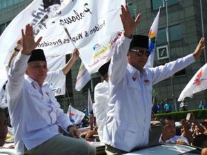 Orasi Prabowo di Atas Lexus B 17 GRD