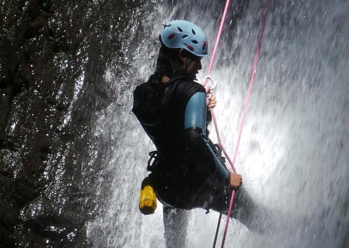 Ekstrem! Menuruni Derasnya Air Terjun Gitgit di Bali