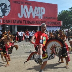 Ganjar Main Kuda Lumping saat Resmikan Posko Relawan Jokowi-JK