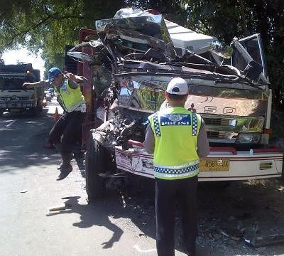 Bus Indonesia Abadi Tabrak Trailer, Sopir Truk Tewas