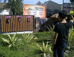 Koruptor dan Pencabul Dilempari Balon Air di CFD Dago