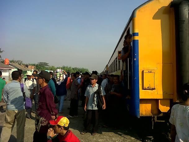 Curhatan Pengguna Commuter Line, Kami Ingin Gerbong yang Ber-AC dan Tak Berdesakan