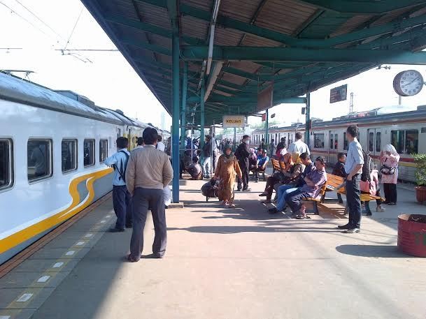 Commuter Line Banyak Tertahan Menuju Stasiun Manggarai Sekitar 10-30 Menit