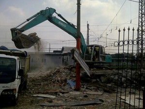 Perluas Akses Penumpang, PT KAI Bongkar Ratusan Kios PKL di Stasiun Bogor