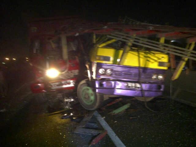 Parahnya Kecelakaan Truk Pengangkut Sapi di Tol KM 56 Tol JORR