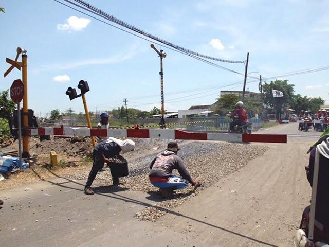 Nekat Lintasi Perlintasan Kereta, Biker Ini Cari Mati