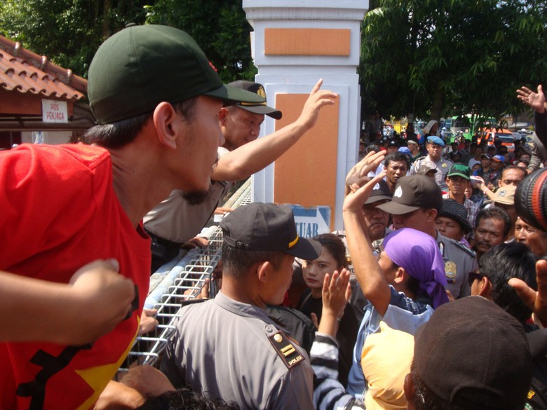 Ngotot Minta Diizinkan Jualan di Kereta, Ratusan Asongan di Banyumas Demo Ngotot Minta Diizinkan Jualan di Kereta, Ratusan Asongan di Banyumas Demo