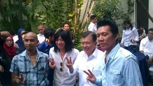 Bersama Slank, JK Berpose Tunjukkan Angka 2