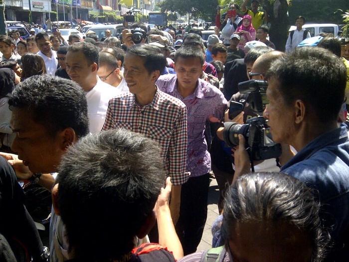 Blusukan ke Pasar Beringharjo Yogya, Jokowi Disambut Meriah Ribuan Warga