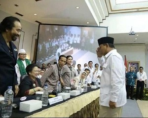 Saat Prabowo Beri Hormat Militer, Mega Pun Tersenyum
