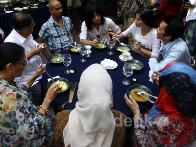 Slank Sarapan Soto Ayam di Rumah JK