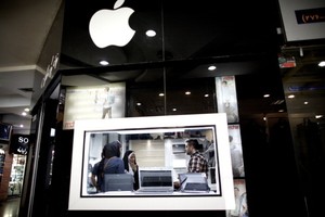 iPhone dkk Tak Cuma Masuk Pasar Gelap di Iran