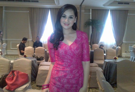 Lengan Tak Proporsional Jadi Alasan Mona Ratuliu Jalani Sedot Lemak