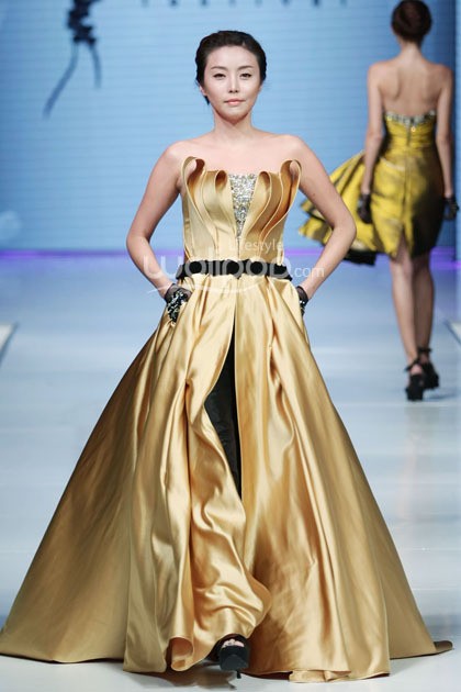 Andreas Odang Supreme Style. Jakarta Fashion & Food Festival 2014 at Grand Ballroom Harris Hotel. Kelapa Gading. Jakarta. [Foto: Mohammad Abduh/Wolipop]