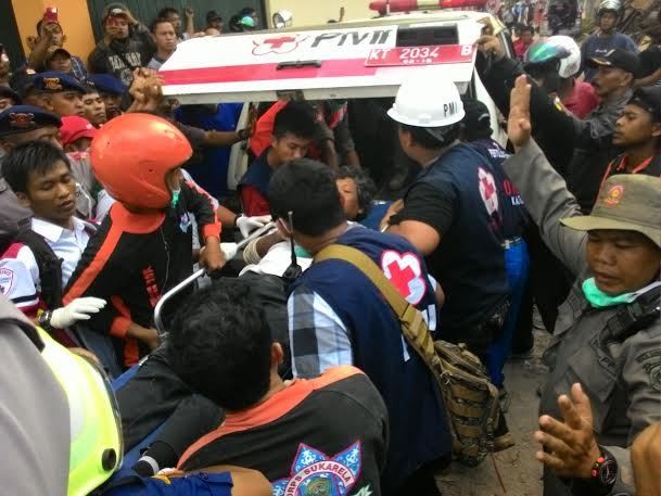 Tertimbun 5 Jam, Dua Korban Ruko Ambruk di Samarinda Ditemukan Selamat