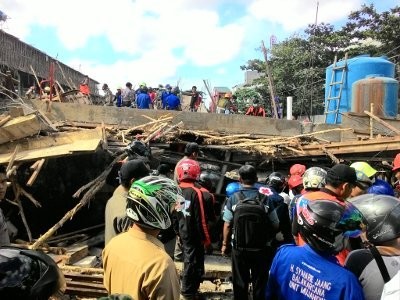 Ruko 3 Lantai di Samarinda Ambruk, Diduga Puluhan Pekerja Tertimbun