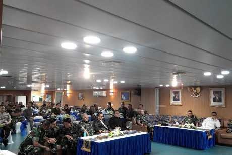 Menhan Didampingi Panglima TNI Pantau Latihan Gabungan dari KRI Makassar