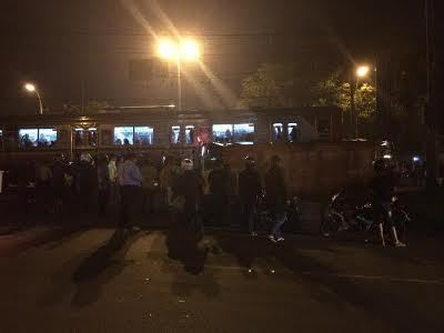 KRL Terpaksa Dorong Metromini yang Mogok di Tengah Perlintasan Pasar Minggu