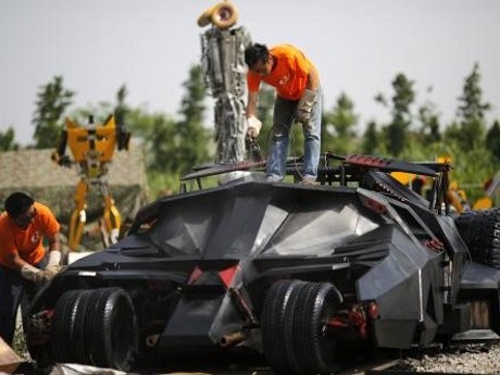 Orang Tiongkok Bangun Batmobile dari Besi Tua