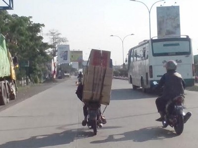 Kardusnya Sudah Miring Tuh Pak!
