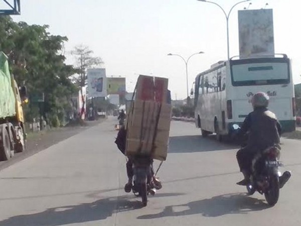 Kardusnya Sudah Miring Tuh Pak!