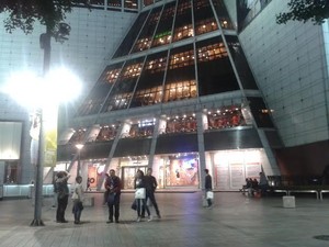 Puas Belanja di Seoul, Mal Tutupnya Jam 5 Pagi!