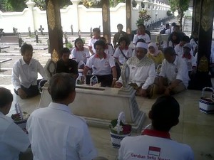 Usai Deklarasi, Puluhan Pendukung Prabowo Jalan Kaki ke Makam Jenderal Soedirman