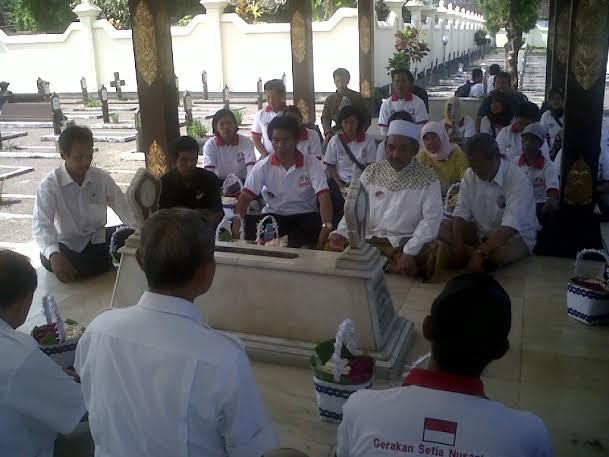 Usai Deklarasi, Puluhan Pendukung Prabowo Jalan Kaki ke Makam Jenderal Soedirman