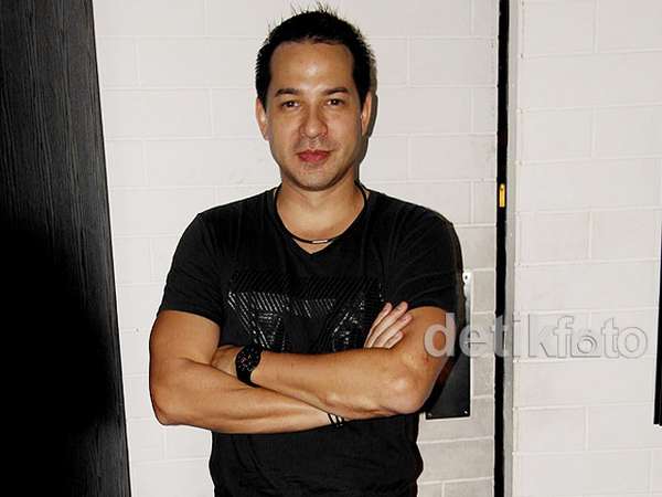 Hitam-hitam Ari Wibowo Hitam-hitam Ari Wibowo