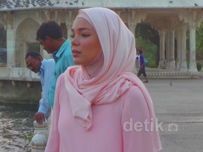 Dewi Sandra Cantik Serba Pink di India