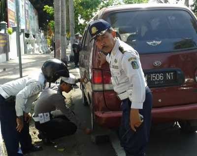 Dishubkominfo dan Satpol PP Banyuwangi Razia Parkir dan PKL